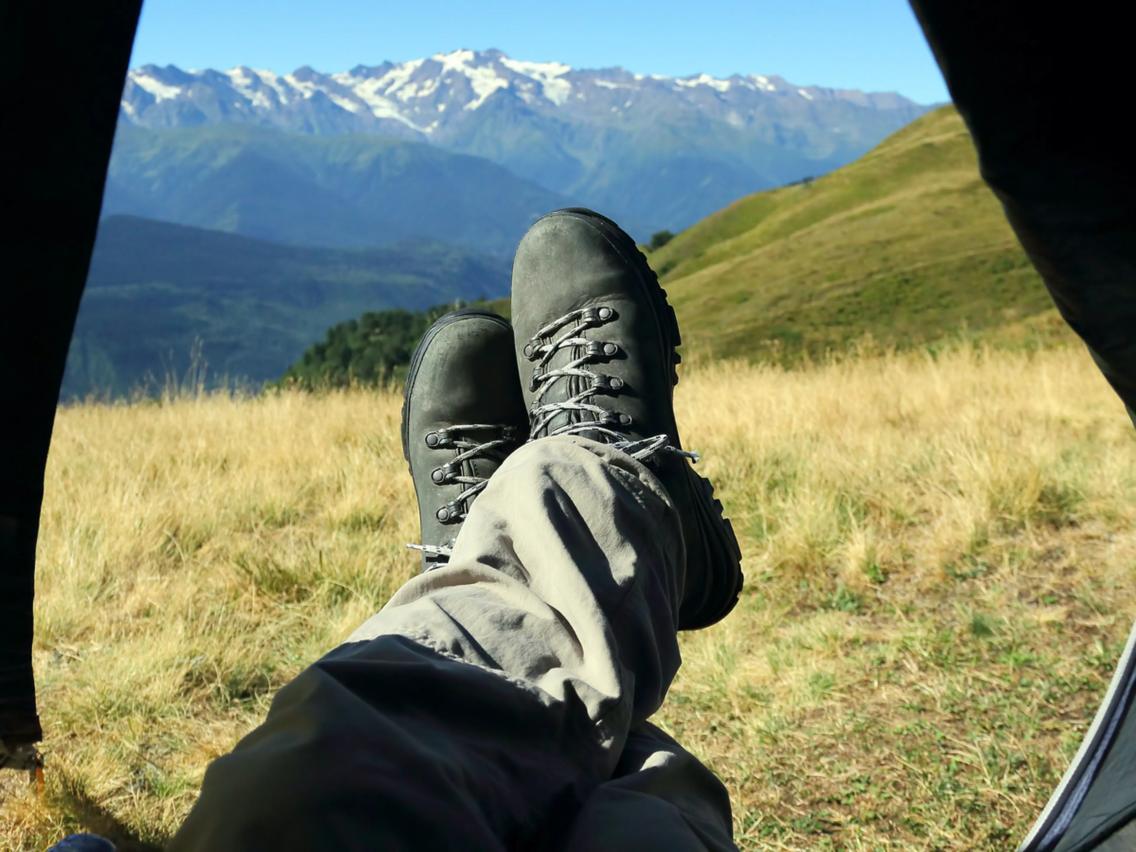 Giày dép phù hợp khi đi camping