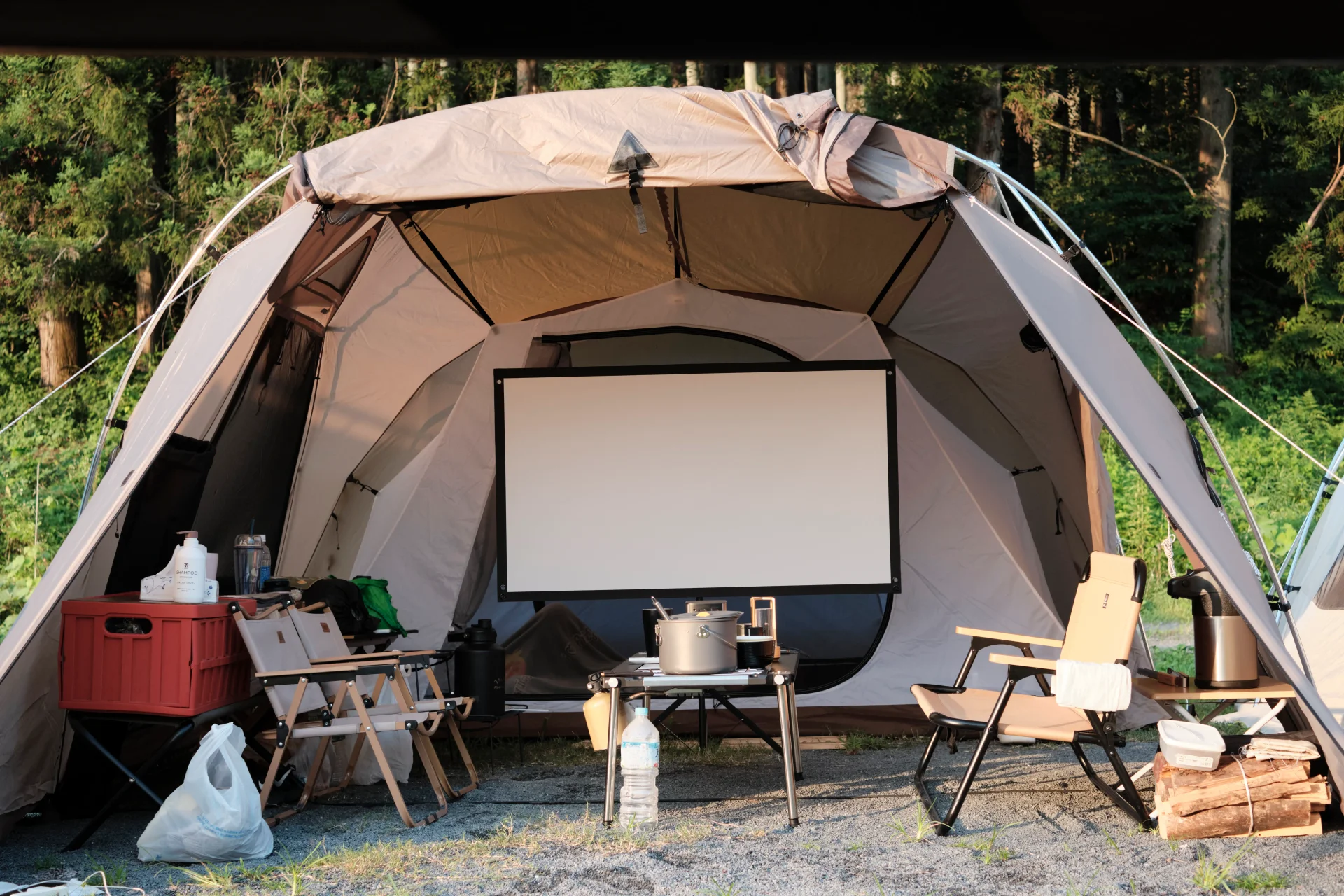 Xem phim camping — màn chiếu trước lều
