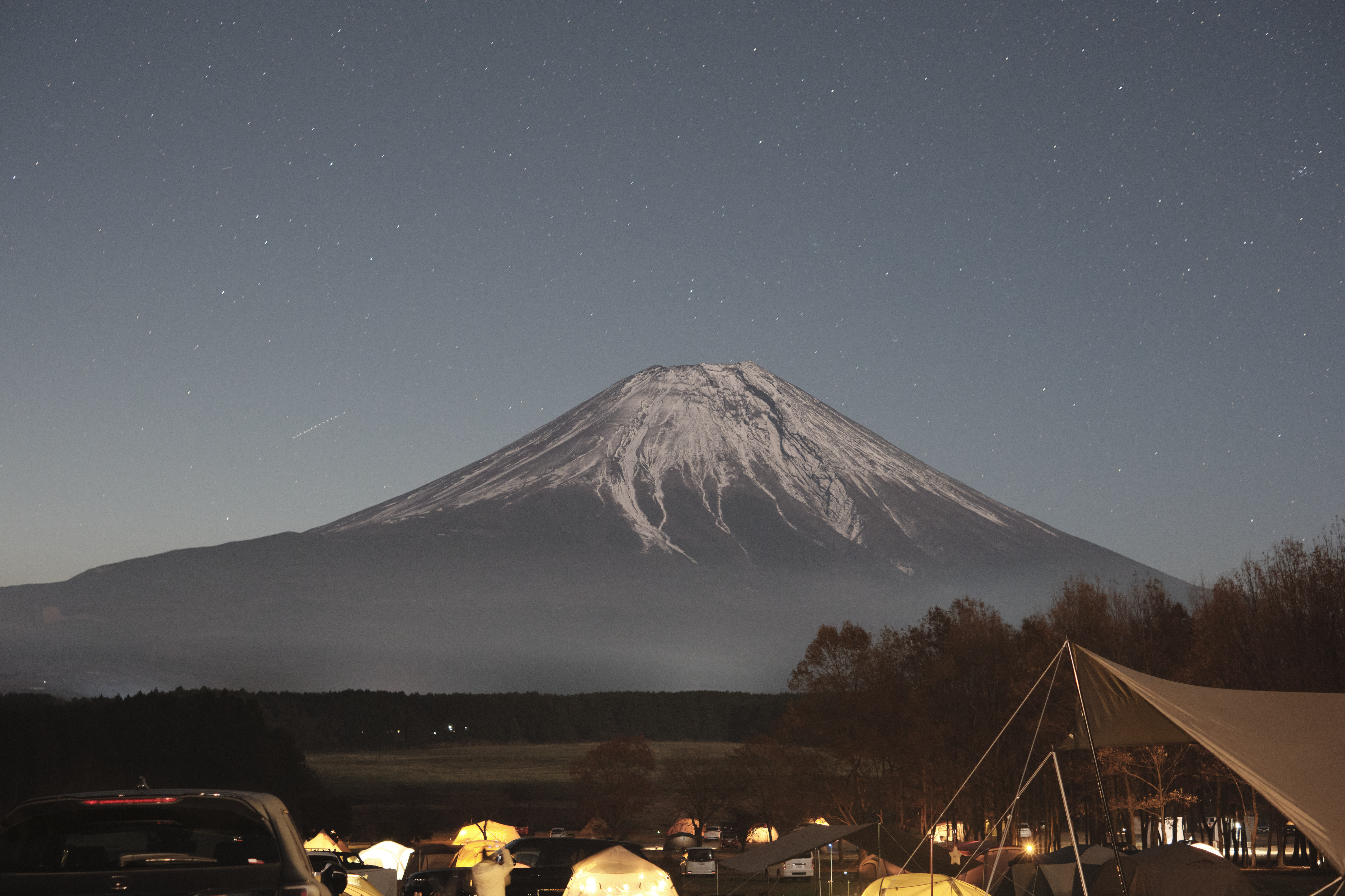 Chụp hình kỷ niệm camping Phú Sĩ