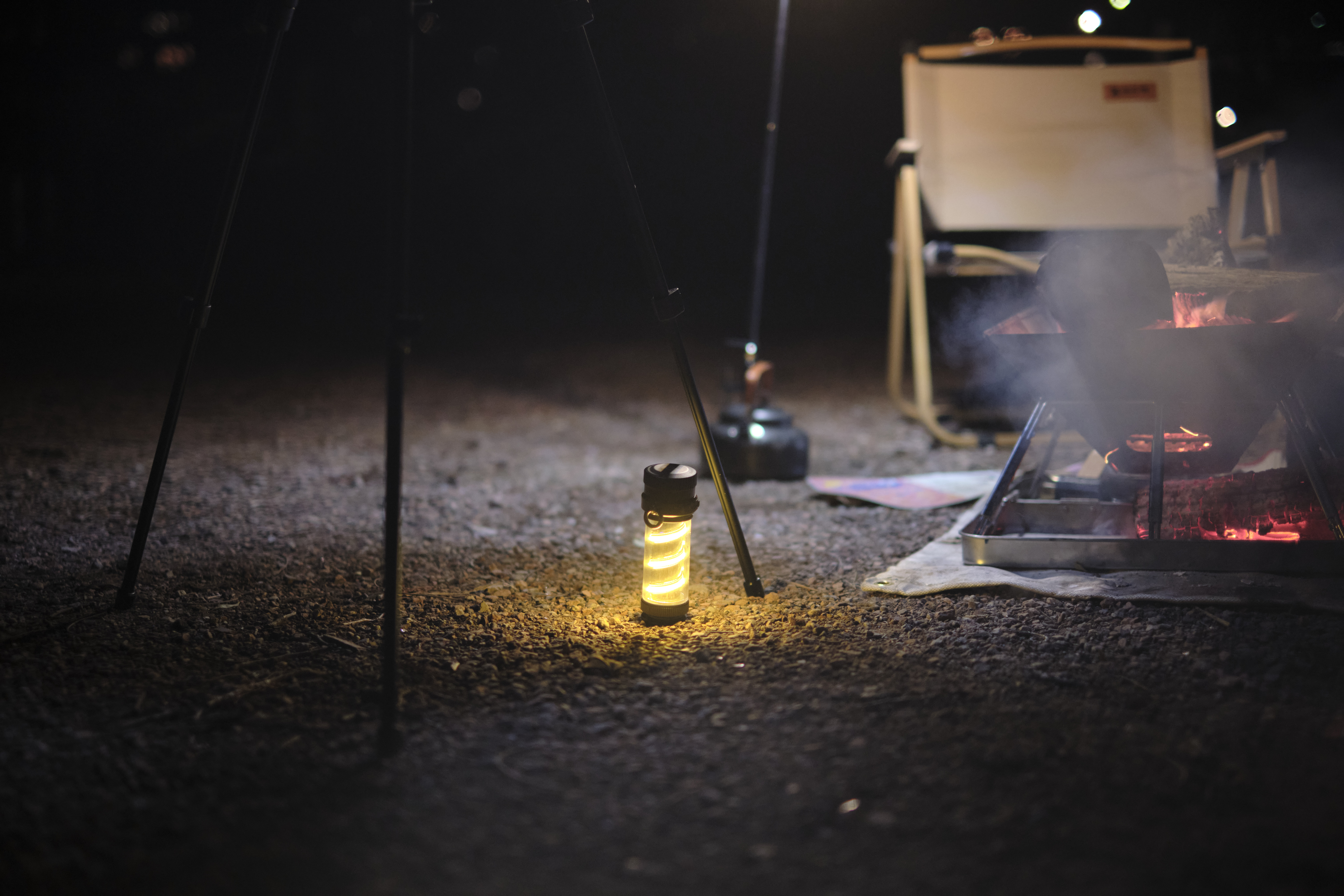 Không gian camping ban đêm của Camp Nhà Thỏ với lều, ánh đèn ấm và núi Phú Sĩ phía xa