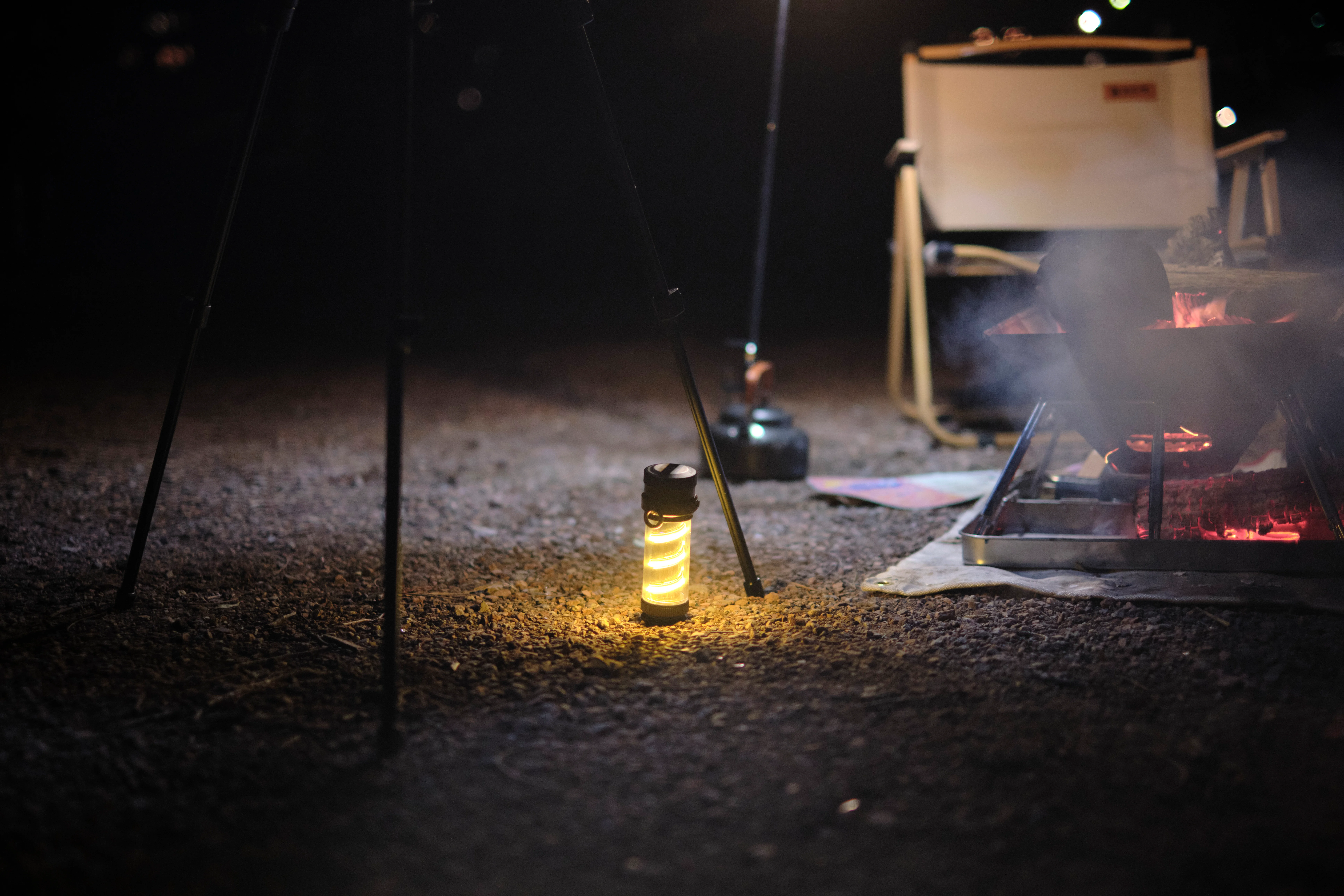 Không gian camping ban đêm của Camp Nhà Thỏ với lều, ánh đèn ấm và núi Phú Sĩ phía xa