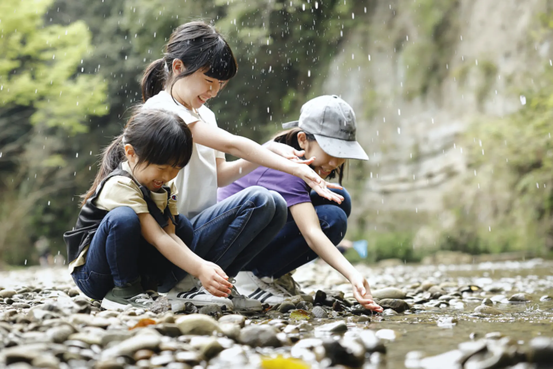Bãi camp gần sông hoặc hồ mùa hè